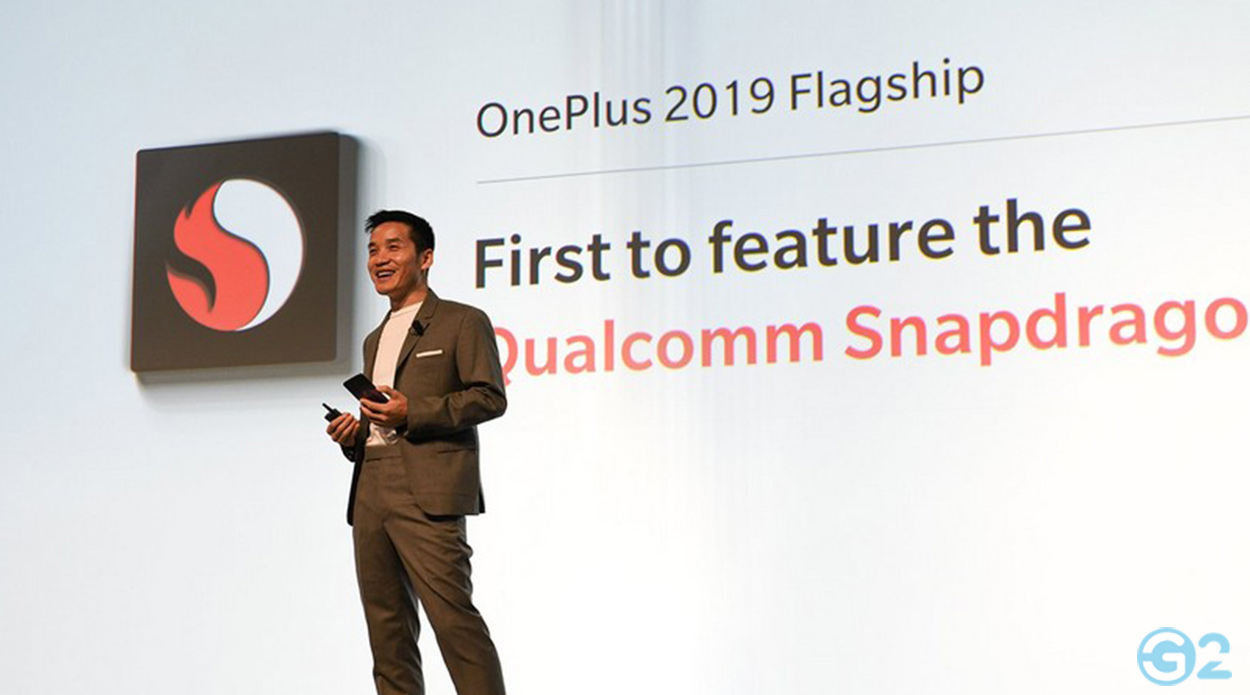 Pete Lau mit Prototypen auf dem MWC 2019
