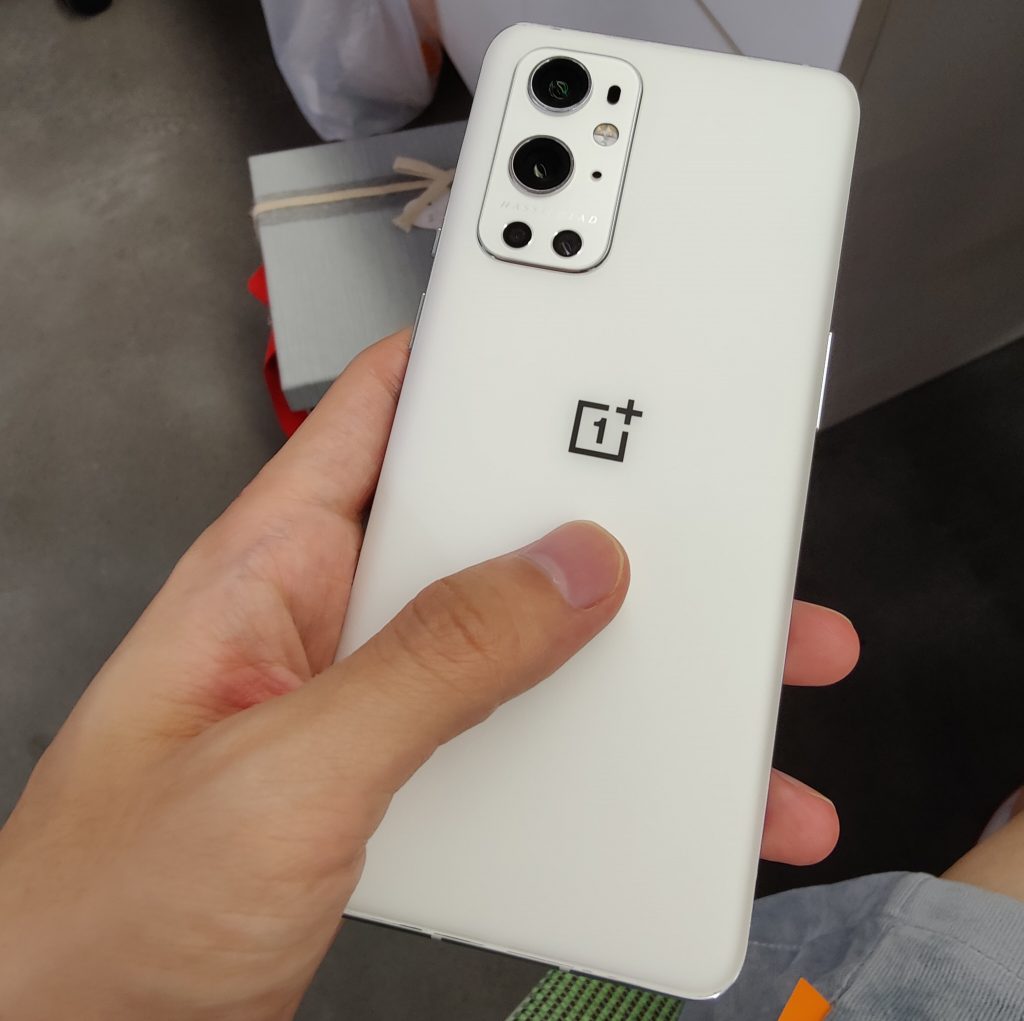 OnePlus 9 Pro in Dazzling White